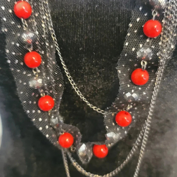 Red black-and-white necklace with flower - Picture 3 of 4